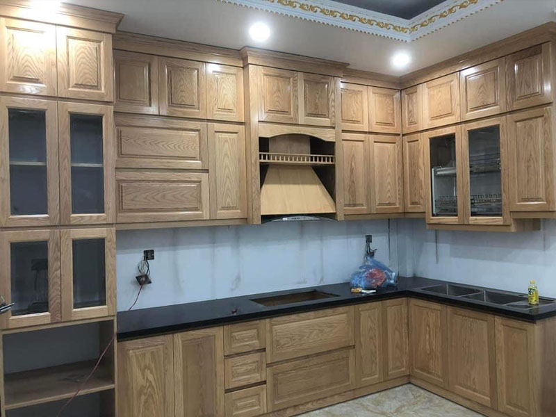 Mẫu tủ bếp gỗ tự nhiên 2022 giá rẻ được nhiều gia đình lựa chọn phù hợp với không gian phòng bếp ấm cúng