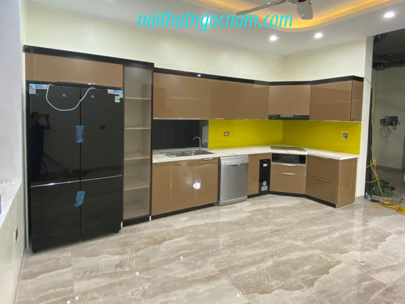 Tủ bếp inox là loại tủ bếp tốt nhất hiện này sử dụng chất liệu inox 304 kết hợp với bề mặt cánh kính, cánh acrylic cao cấp